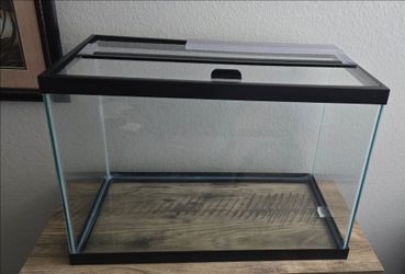 Aquarium only 20 gallons with glass top
