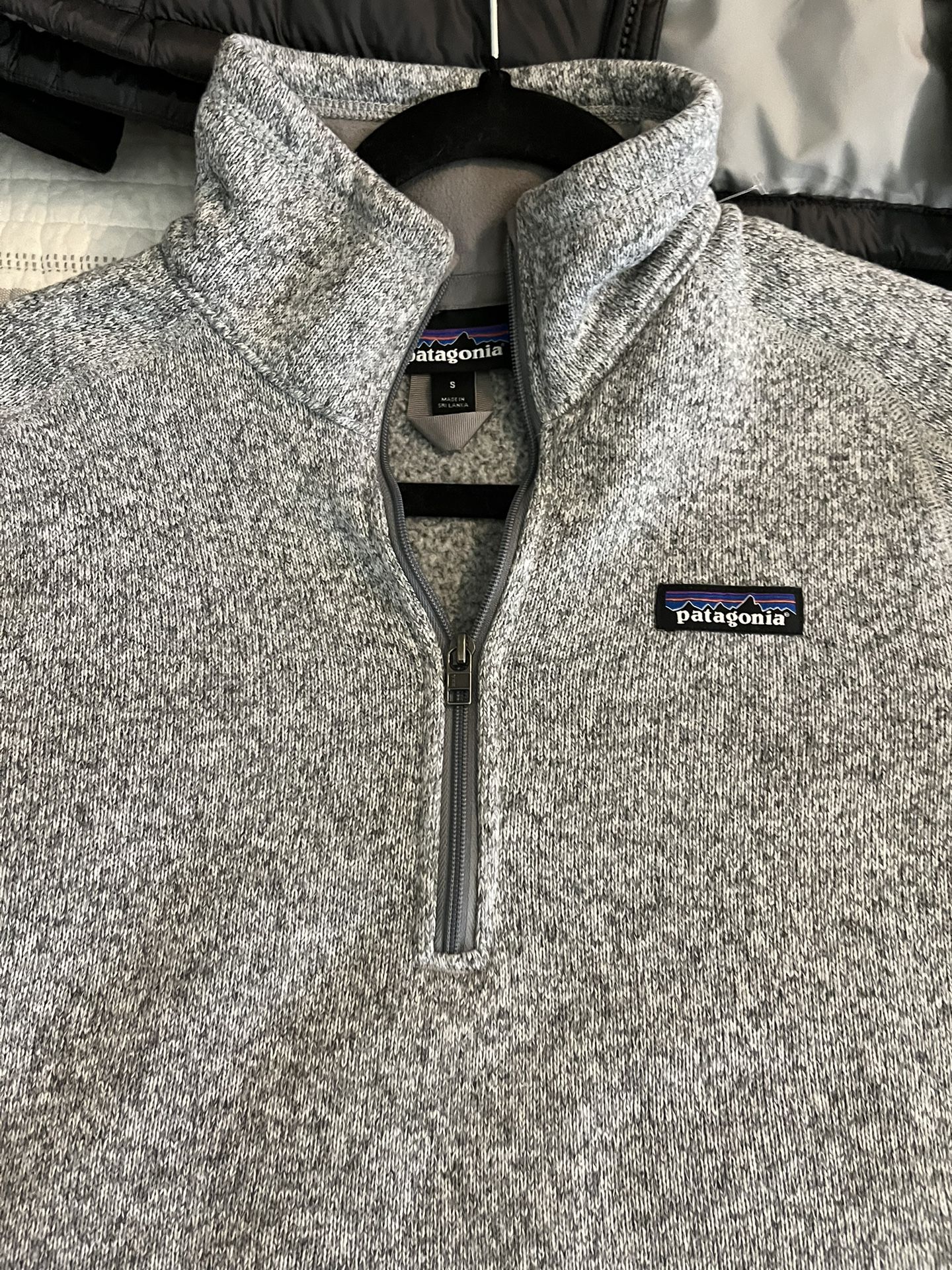 Woman small ATAGONIA zip up sweater/coat in excellent condition 45