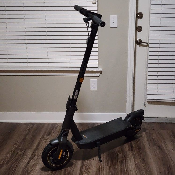 Low Mileage Segway Ninebot Max G2 Foldable Electric Scooter (22 MPH | 43 Miles of Range)