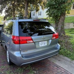 2004 Toyota Sienna • XLE Minivan 4D