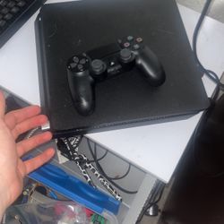 PS4 Slim 
