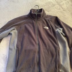 The North Face Fleece Jacket. Men’s Size Large. Black. Fleece/Polyester. Snow/Snowboard/Ski/Winter. $25