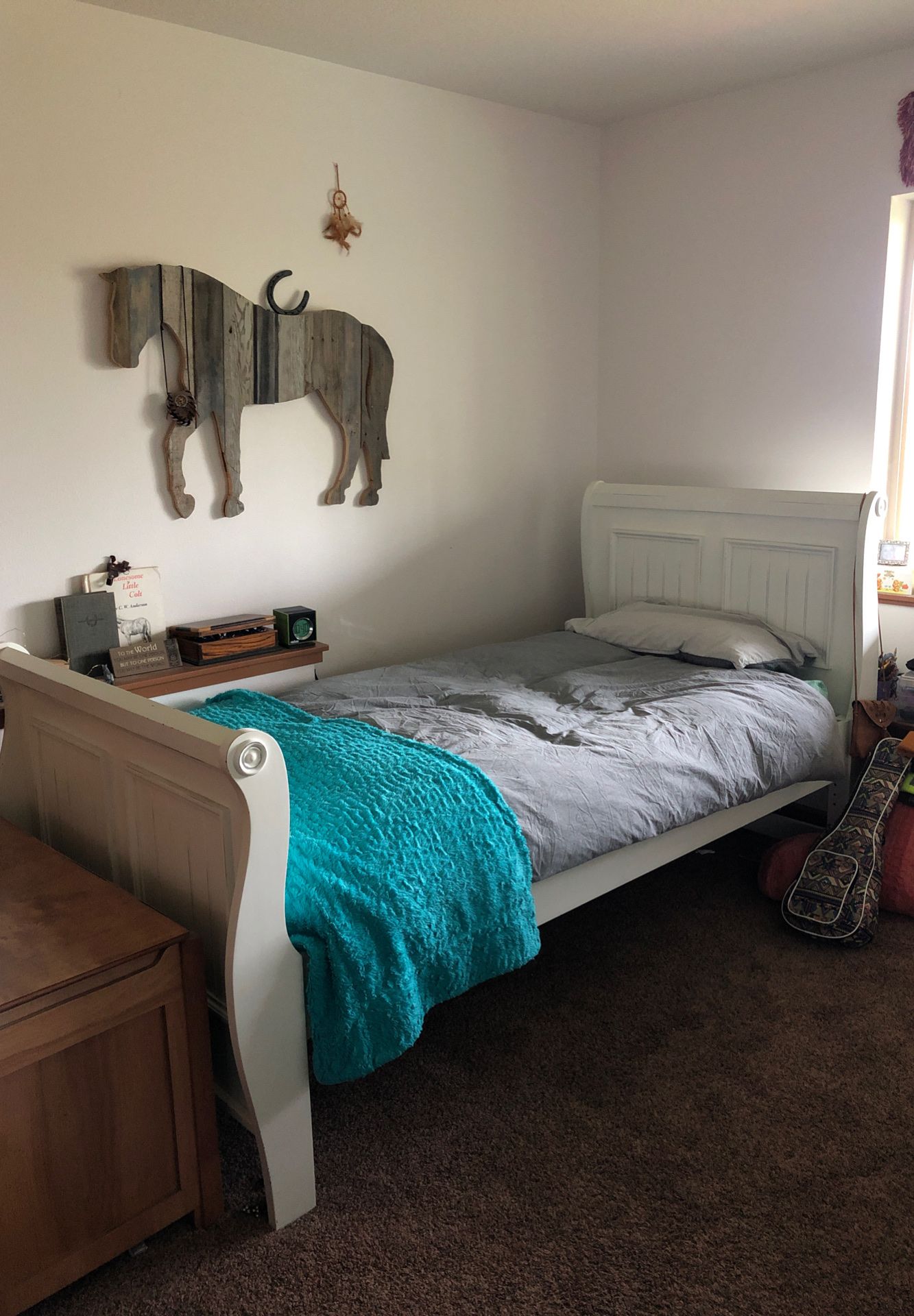 Twin white sleigh bed