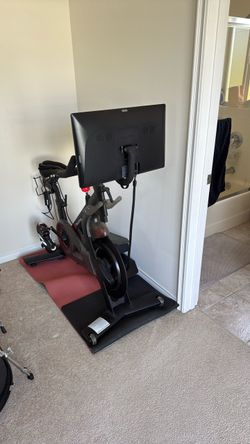 Pelaton Bike, including mat and shoes