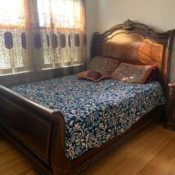 Queen Bed Set (Bob’s Furniture)