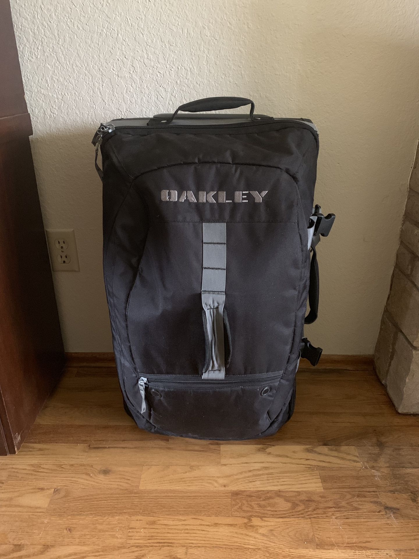 Oakley Rolling Duffle bag / Suitcase