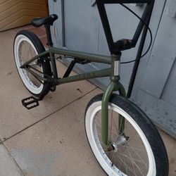 BMX.        ELITE.          20"tires 