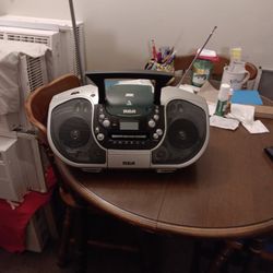 RCA BOOM BOX IN LIKE BRAND NEW CONDITION 