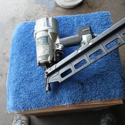Used Hitachi Freiming Nailer Good Condición 