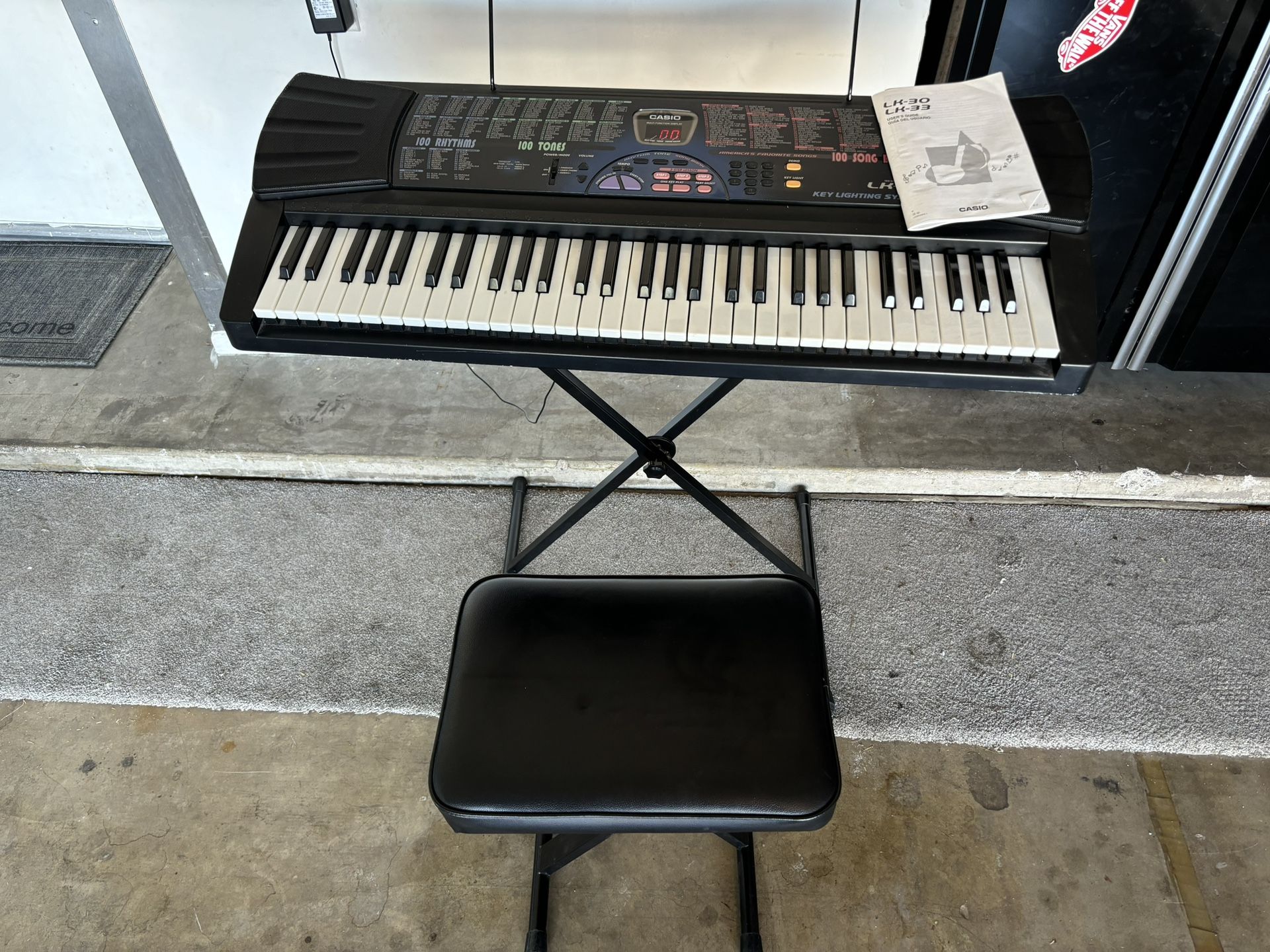 Casio LK-33 Electric Keyboard Piano