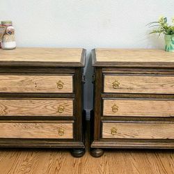 Pair of Vintage Ethan Allen 2 Dual-Tone Rustic Dark Oak Brown Solid Wood Nightstands Lowboy Dressers Night Stands 3 Drawers Gold Handles Pulls