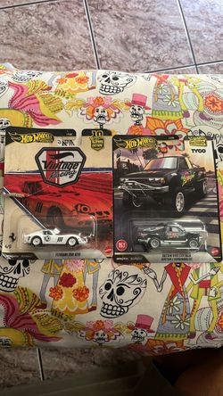 Hot Wheels Premium Ferrari 250 GTO & Datsun King Cab Baja Set