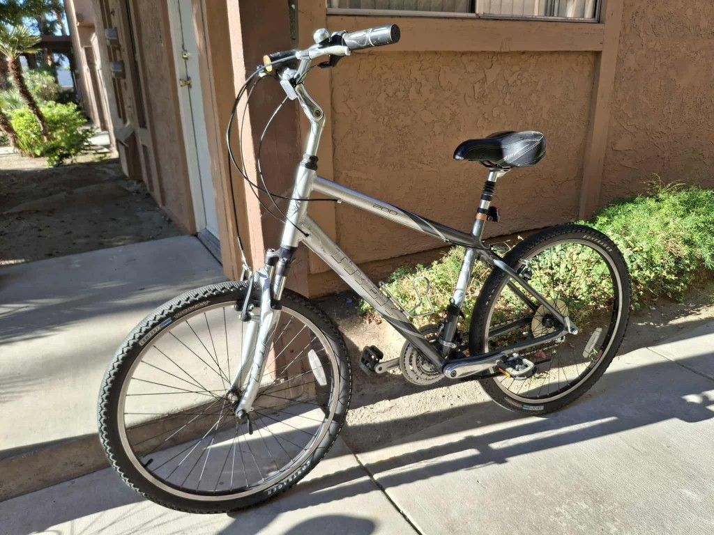 TREK HYBRID BIKE 21 SPEEDS TIRE 26 SIZE L