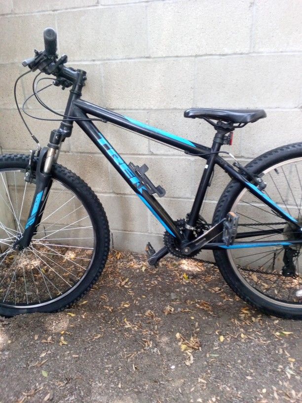 TREK 820 Mountain Bike
