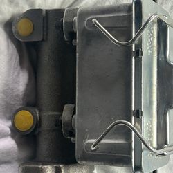 Brake Cilinder Whit Reservoir Para Chevy Y GMC Vea Las Fotos Para Ver Alos Que Son Compatibles Los Que Son Compatibles  Para Chevy 1977 al 1996