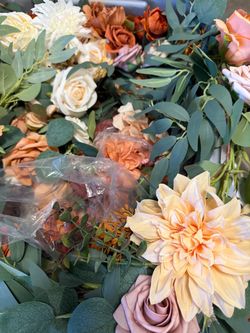 Bin of Ling’s Moments Flowers & Garland