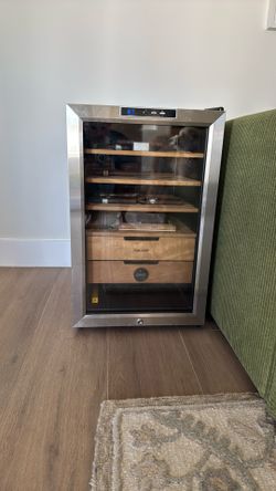 Newair Cigar Humidor, Almost New, Not a Scratch Or Dent!
