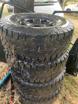 35x12/50R17 8LUG PRO COMP EXTREME A/T 40% TREAD WITH RIMS