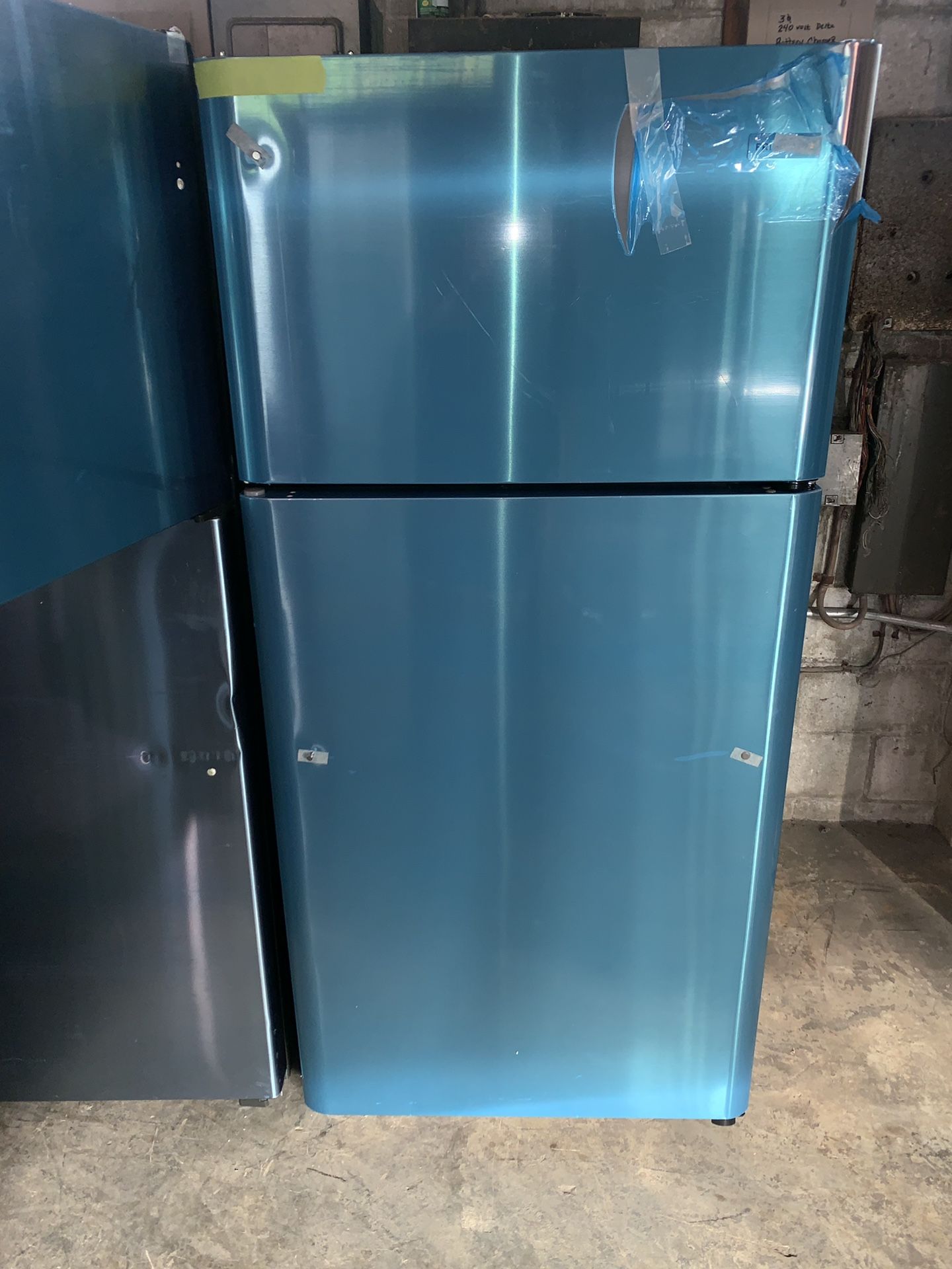 New scratch & dent FRIGIDAIRE top freezer refrigerator in excellent conditions