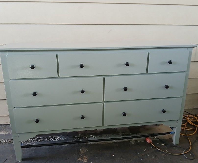 Contemporary 7 Drawer Dresser
