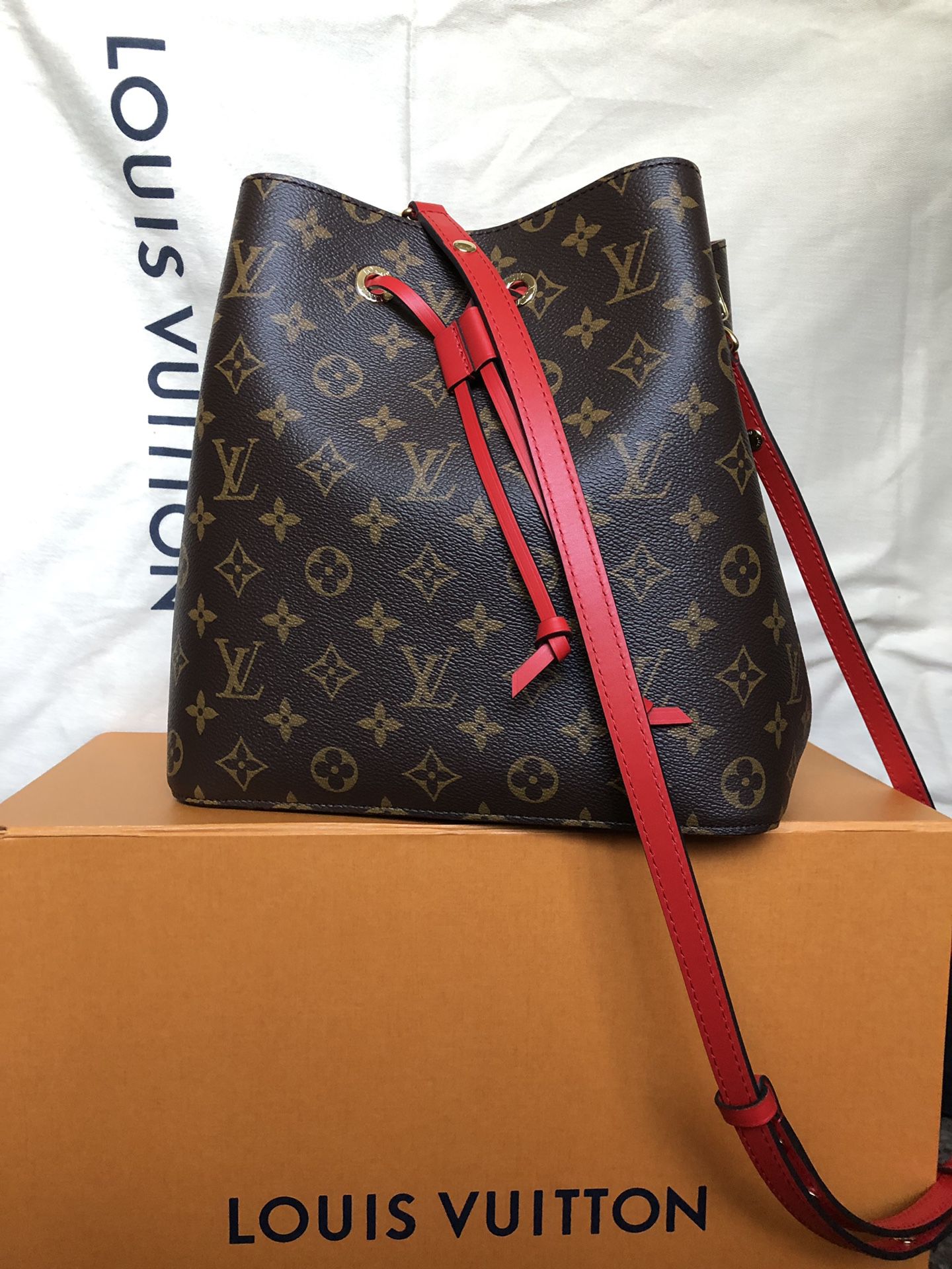 Louis Vuitton Néonoé Shoulder Bag