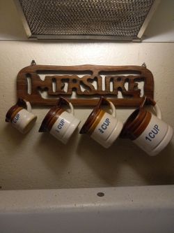 Measuring cups with holder