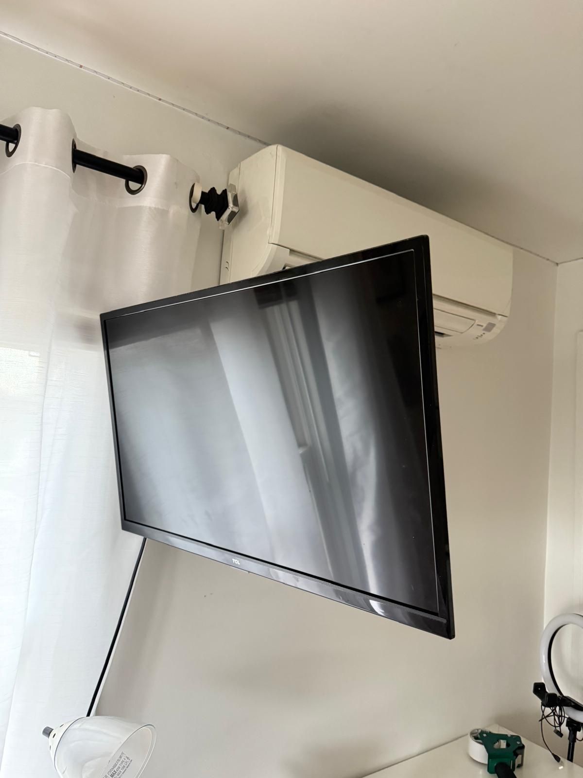 TCL 32” Smart TV – Excellent Condition + Wall Mount Included 