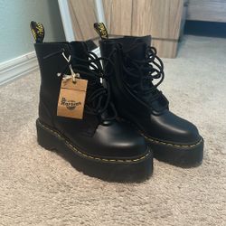 Dr AirWair Martens Size 5 US M, 37 EU. Men And Woman Shoes