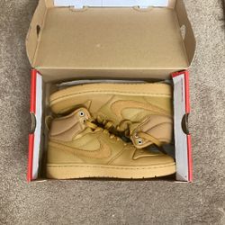 Nike Boots 5.5y 