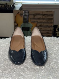 J. Renee Bambalina Block Heel Pump leather shoes. Heart Shaped top line size 8.