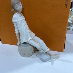 Ladro Girl Figure W Mother Shoes 