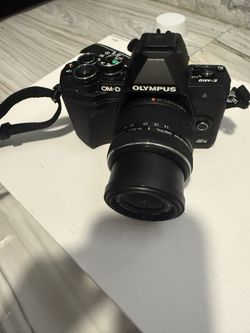 Olympus OM-D E-M10 Mark Ills Camera with M.Zuiko Digital 14-42mm