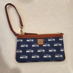 Brand New Without Tag Seahawks Dooney And Bourke Wristlet 