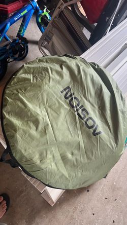 Pop up camping shower tent