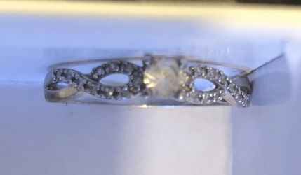 Sterling silver ring with CZ center stone Diamond Baguettes