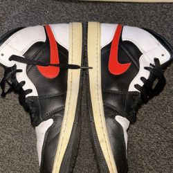 Nike Air Jordan 1 Mid 'Chile Red'. 