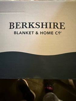 Berkshire red full:queen NEW BLANKET