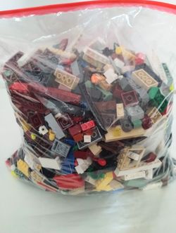 Lego 5.2 Pound Bag of Parts and Minifigure Pieces
