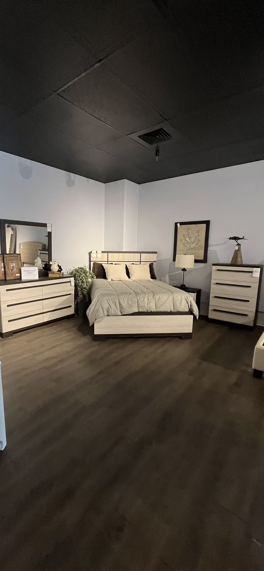 Brown/White Queen Bedroom Set