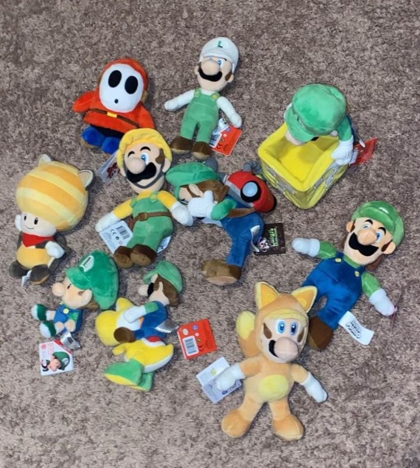 Nintendo plush lot Luigi, Toad, Shy Guy Super Mario