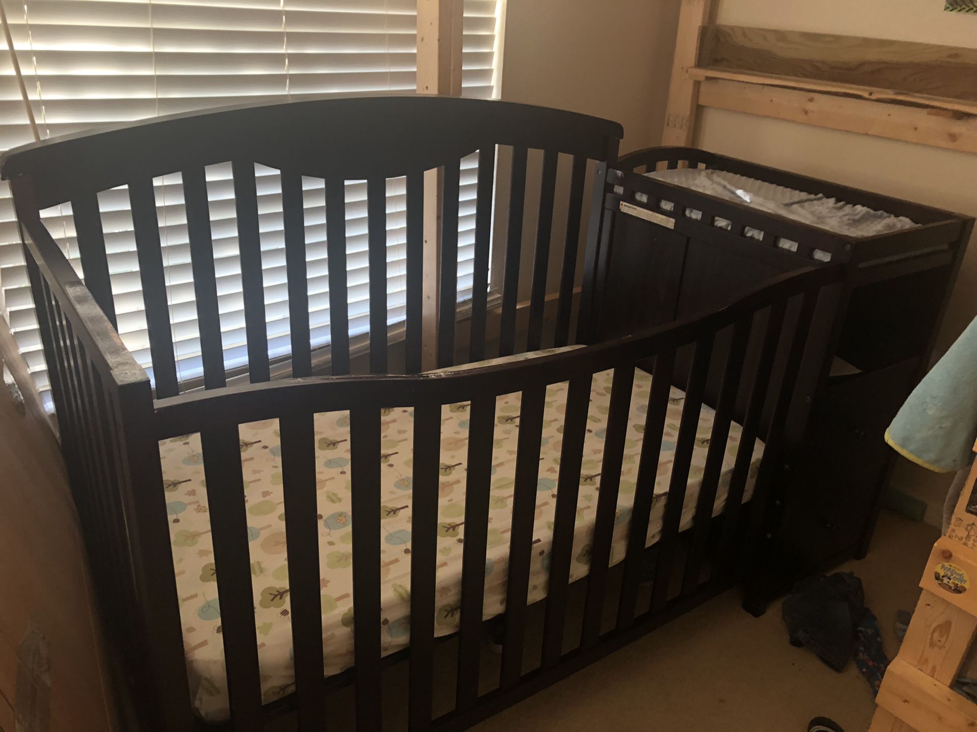 Crib with changing table, 2 drawers, 4 shelves and changing pad