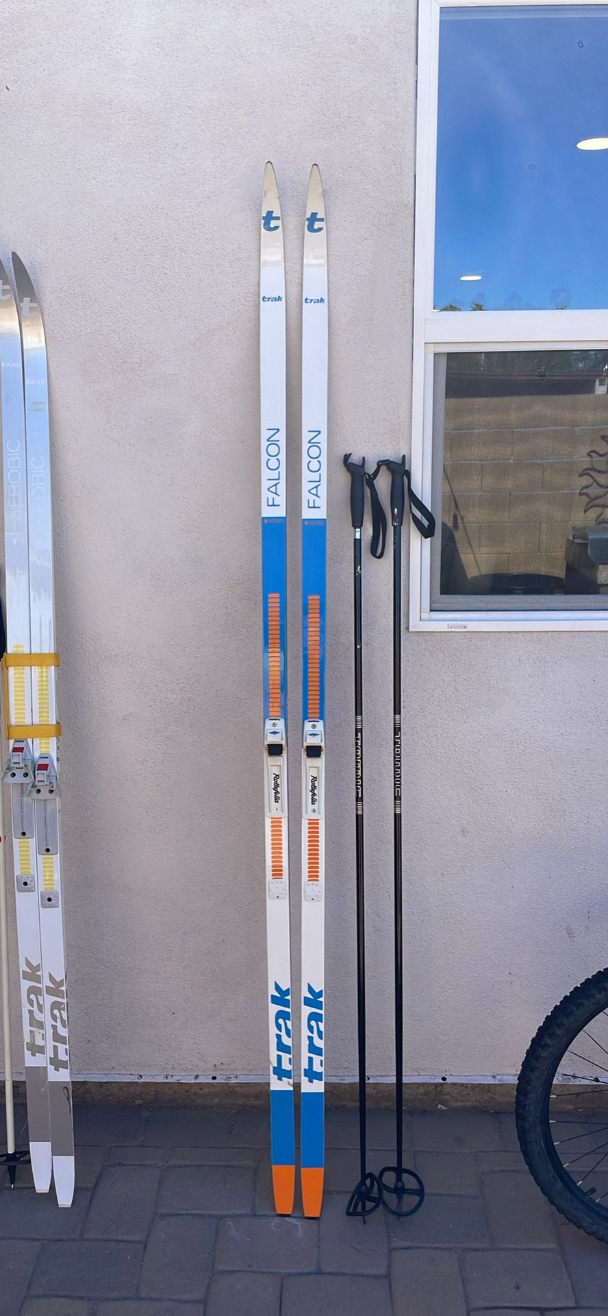 Two Put Of Skis 