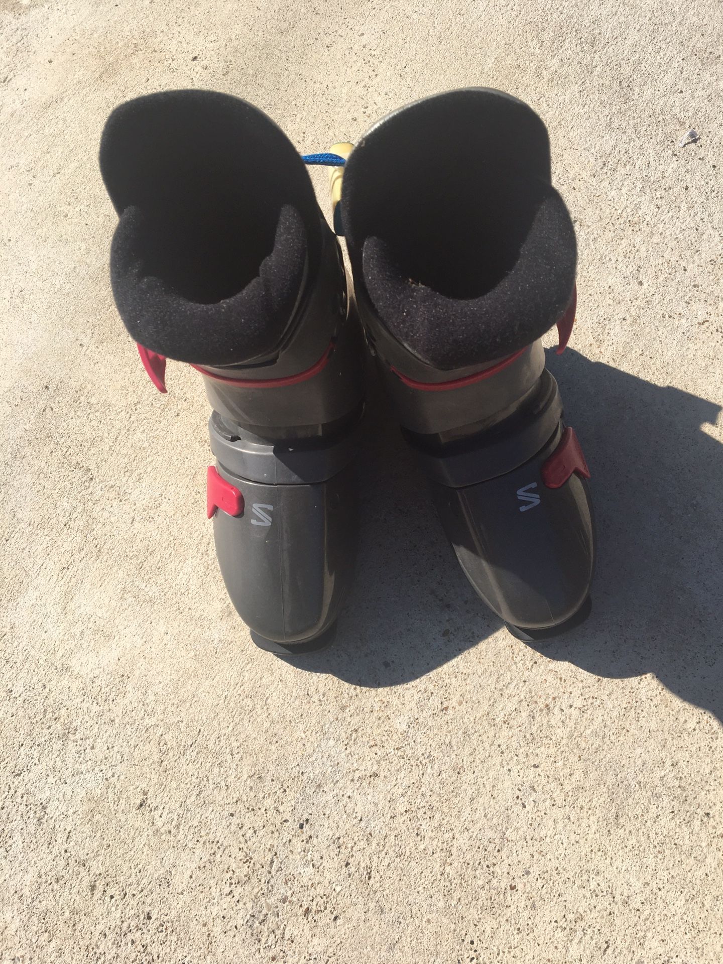 Men’s ski boots with carry case