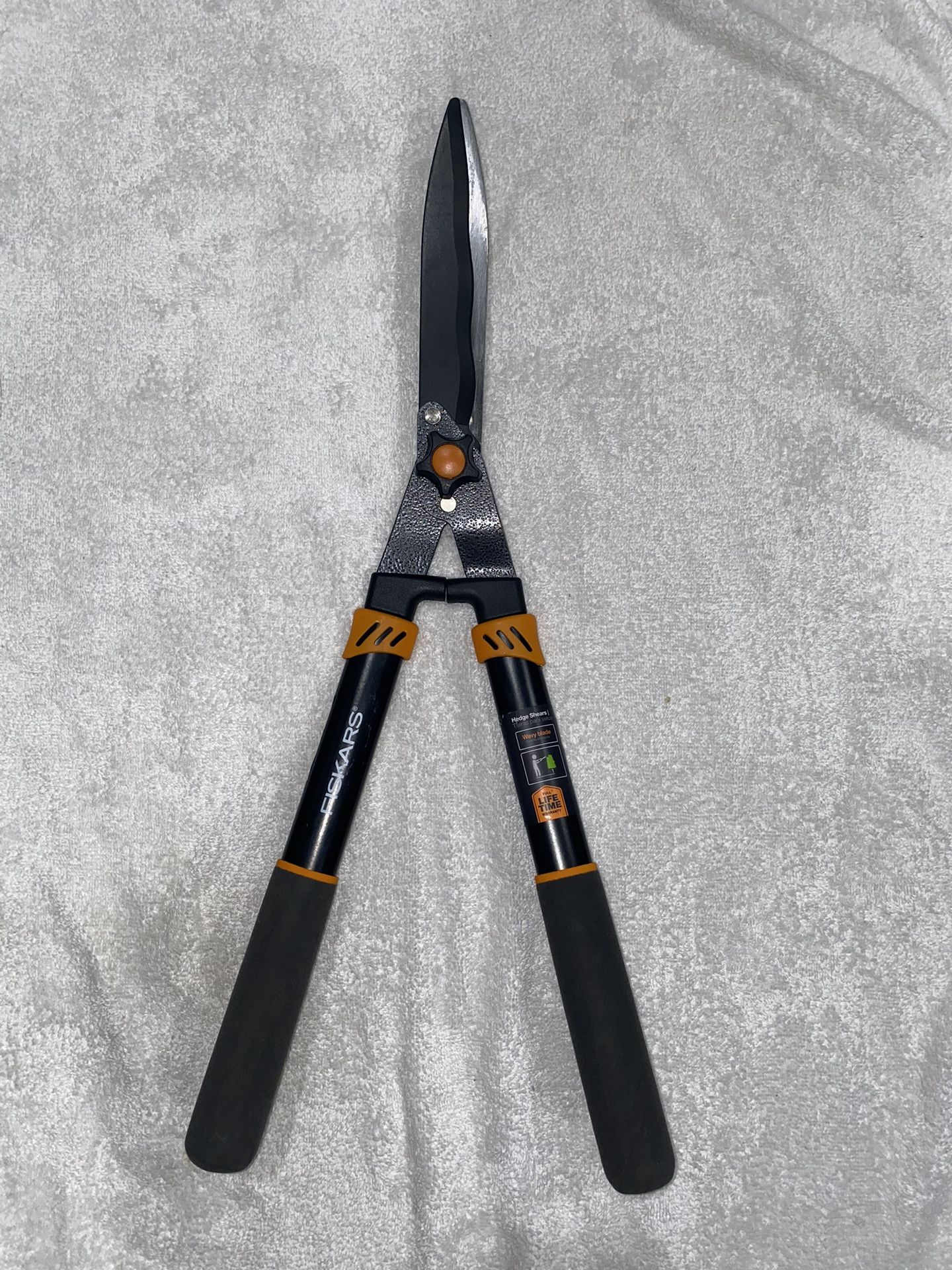 Fiskars 22" Wavy-Blade Hedge Shear Black / Orange