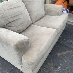 Like New Love Seat Sofa