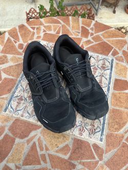 On Cloud 6 All Black Stealth Running Walking Shoes - Size 8