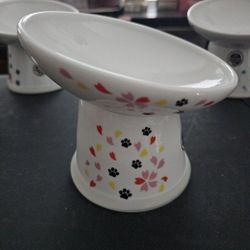 Angled raised cat bowl (flower pattern)