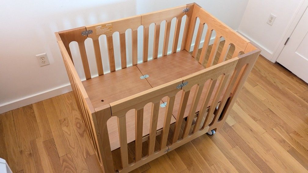 Fold-away Baby Crib