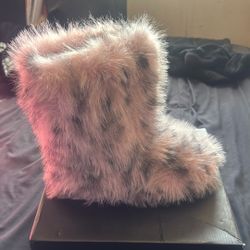 furry boot (past ankle)