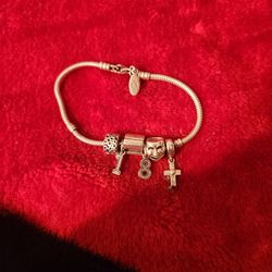 Pandora Bracelet With 6 Charms